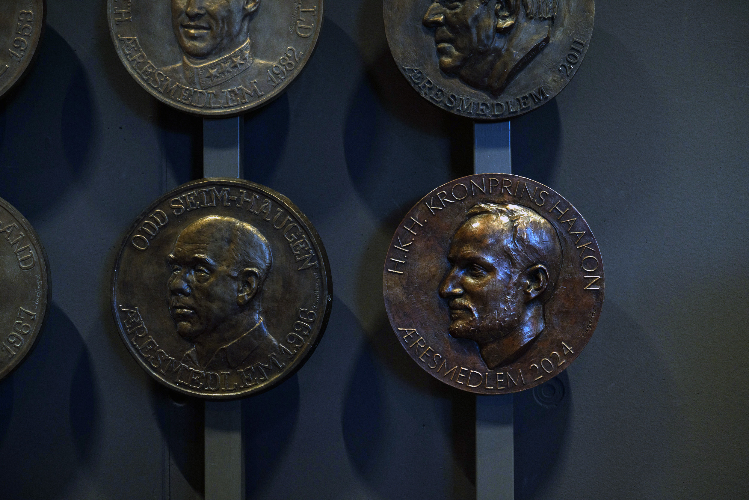 Nærbilde av kronprinsens relieff i Skimuseet i Holmenkollen. 