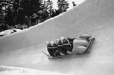 En bobsleigh som suser nedover bob-banen i OL 1952