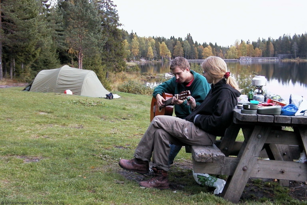 Det høres gitarspill ved vannet