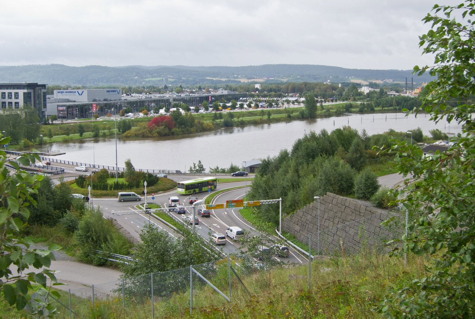 Et blikk mot trafikken, elven og byen