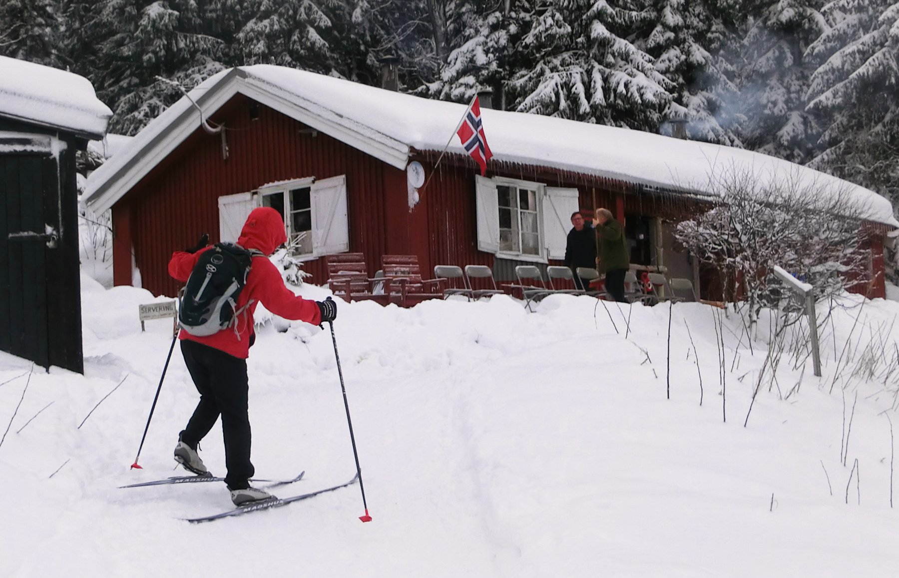 Flagget på plass og fyr i ovnen