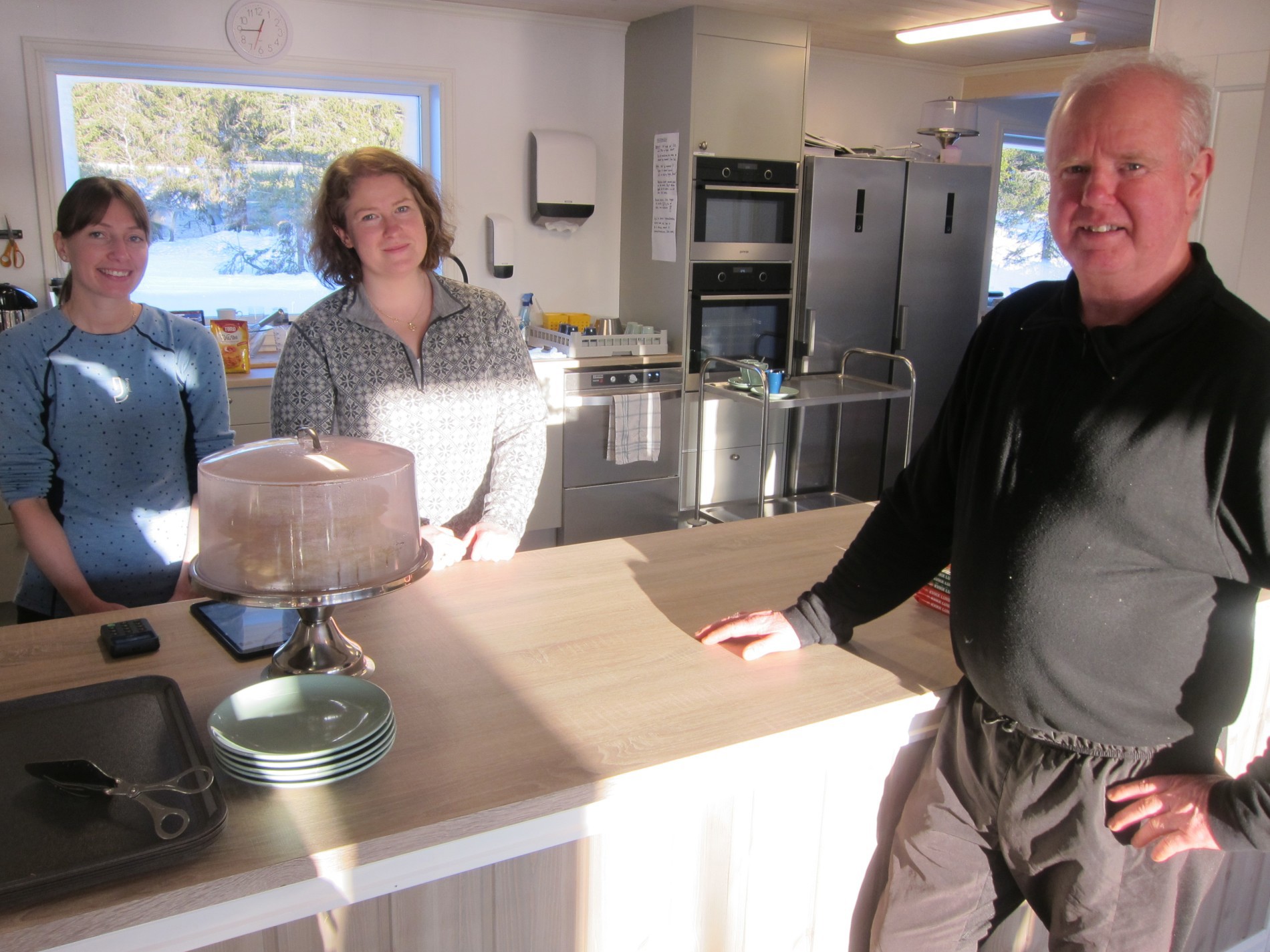 Frivillige fra OL Toten-Troll ordner servering på Rausteinshytta