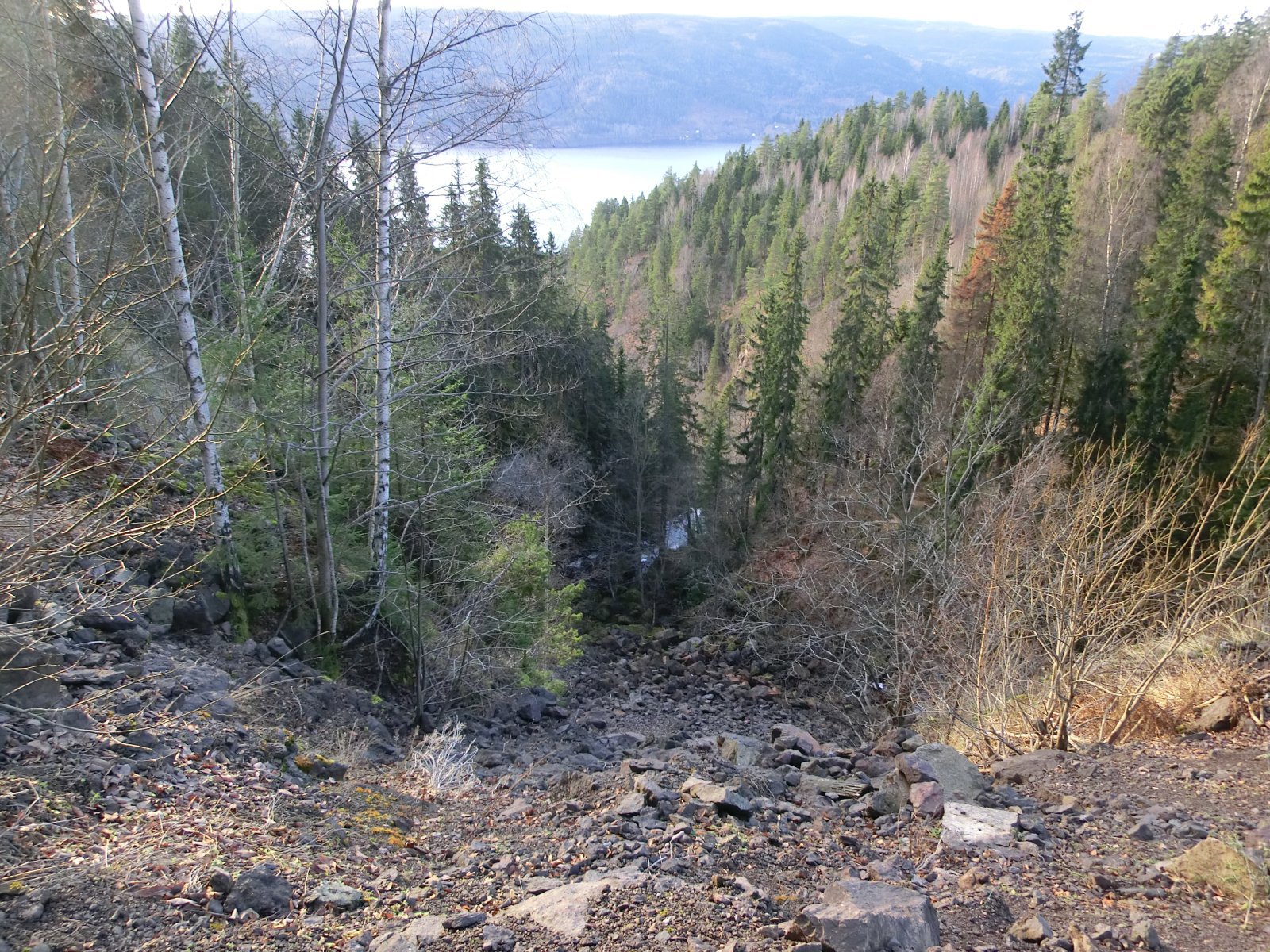 Gjennom dype kløfter og skarpe sprekker