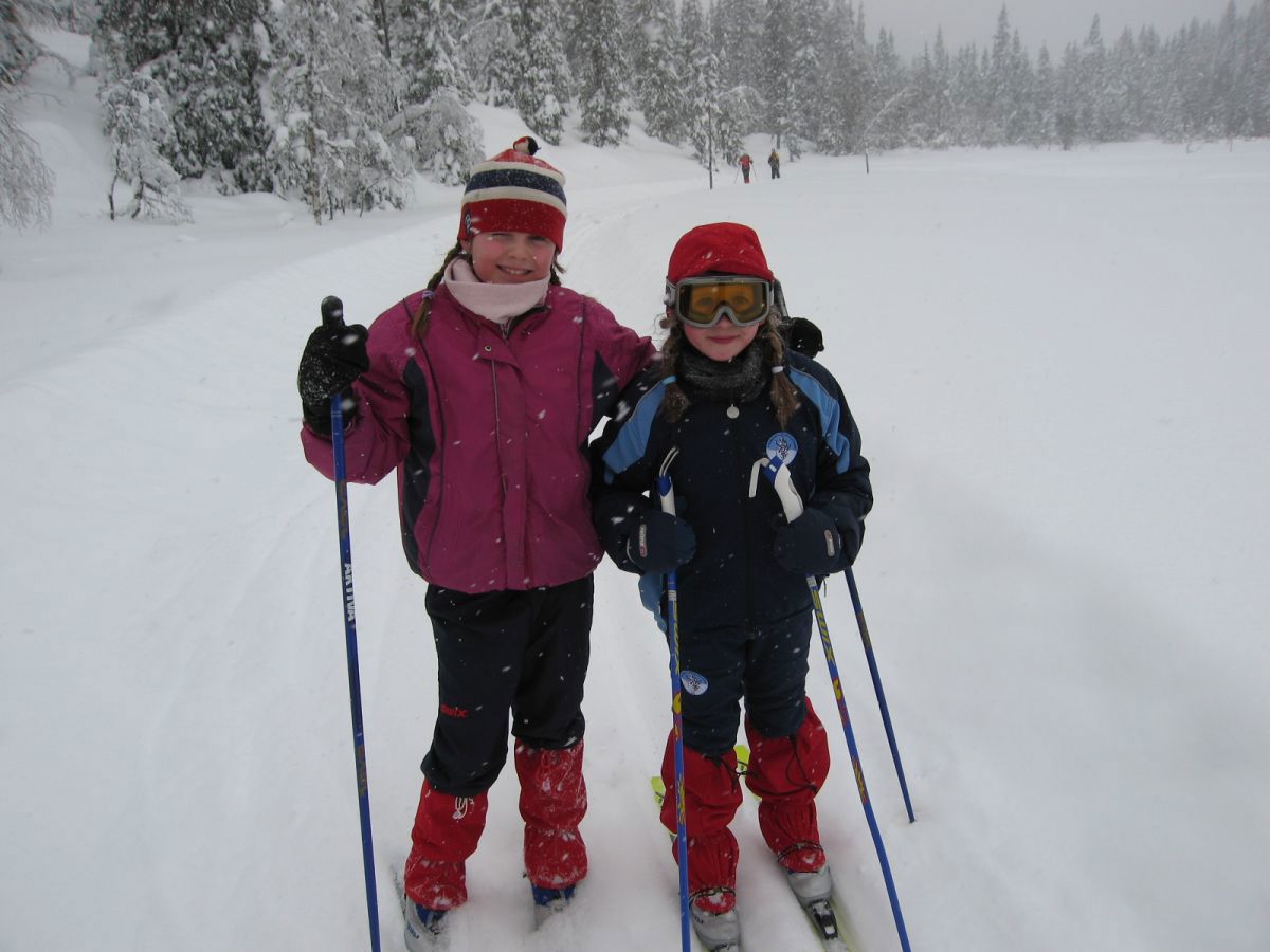 Glade skiløpere i nærheten av Gråbergtjern