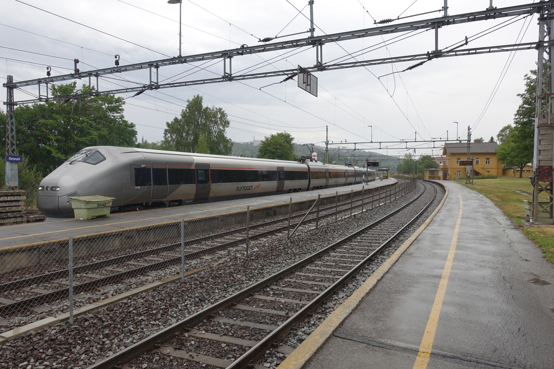 Grå dag på Grorud stasjon