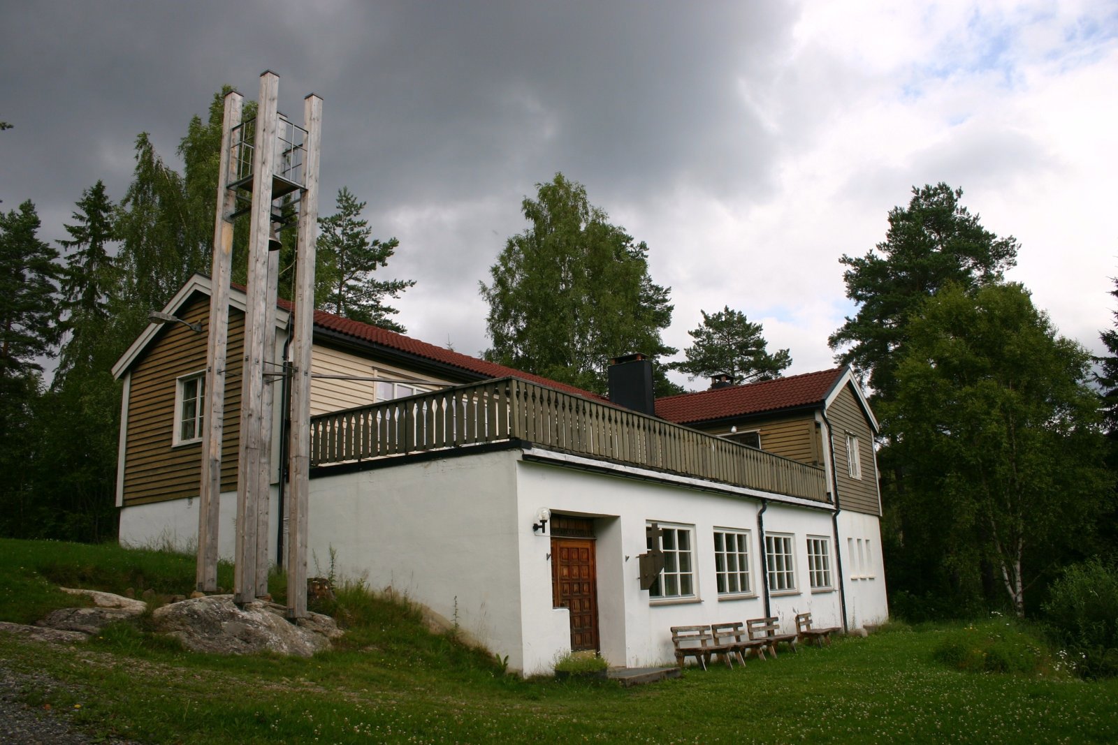 Grått og blått over kapellet