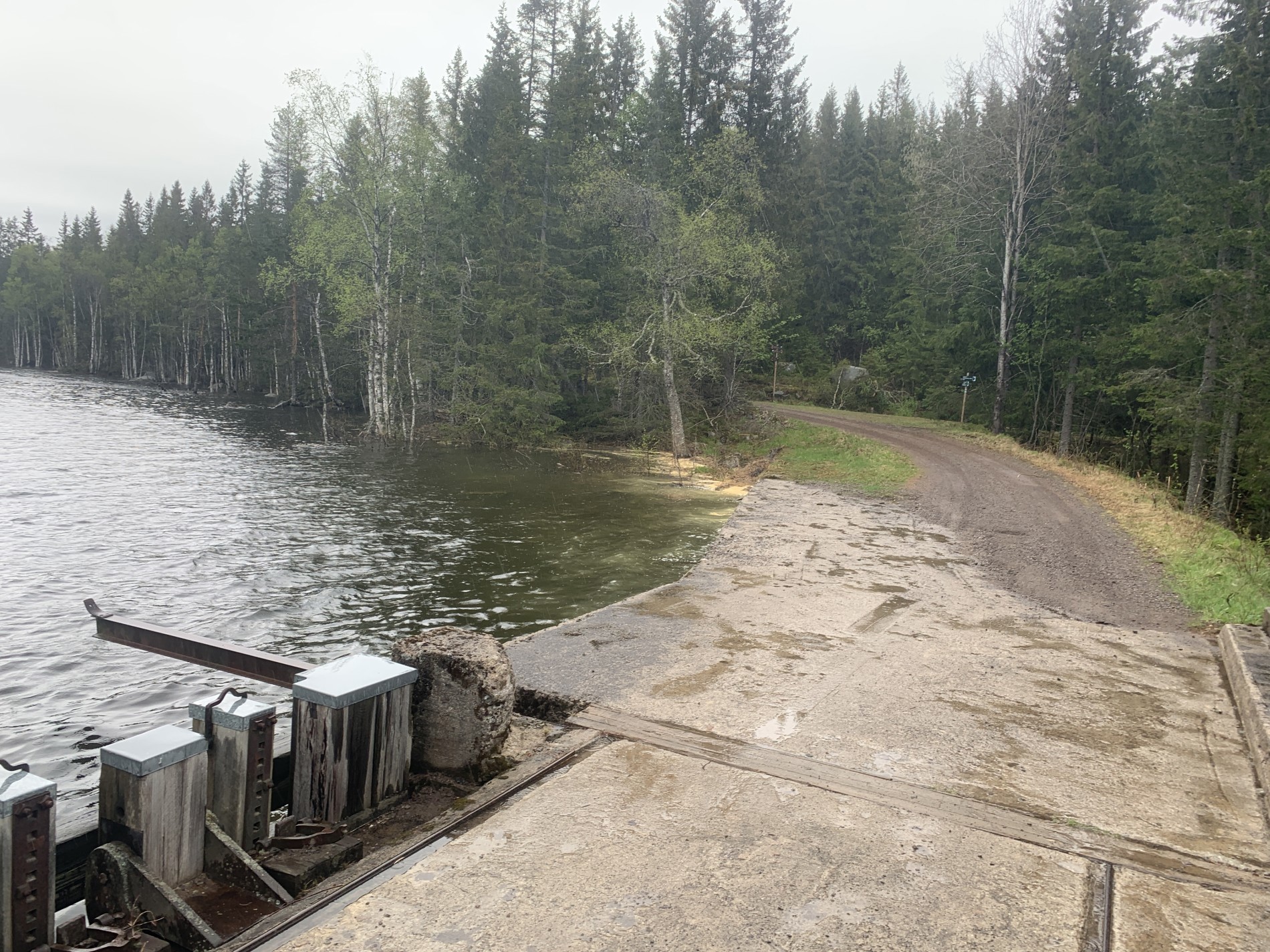 Helgeren renner nest over veien
