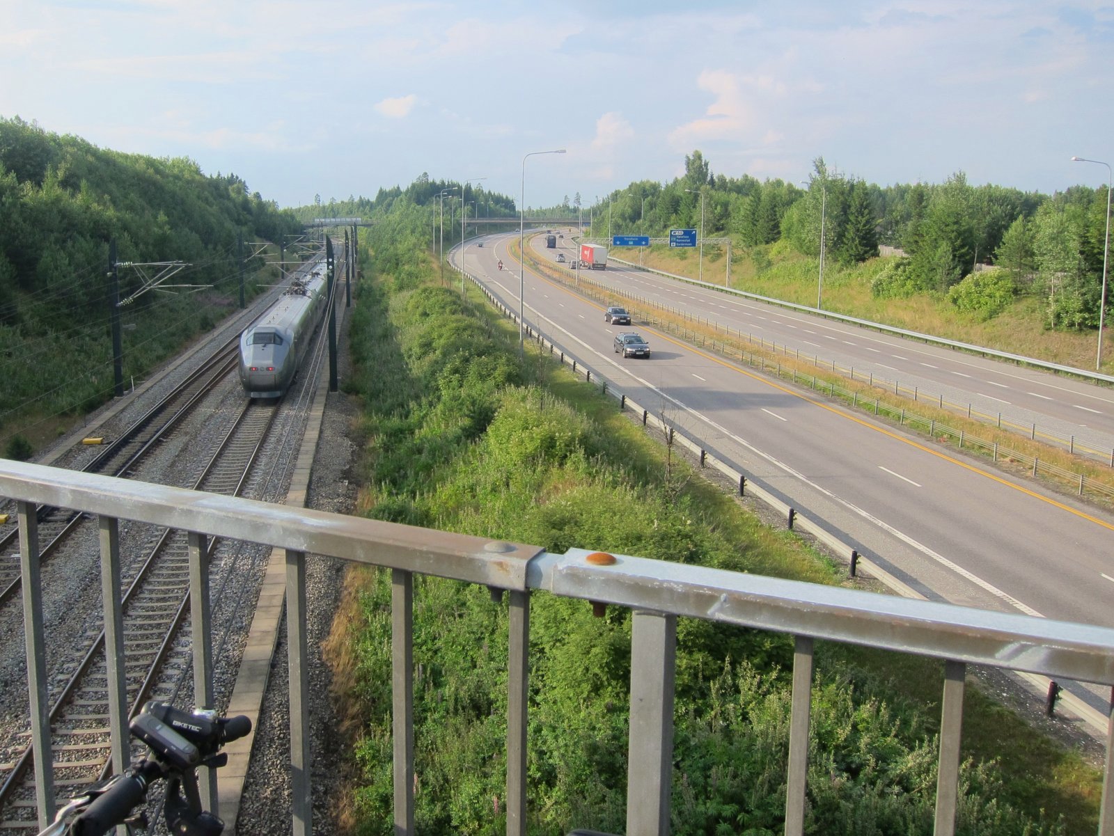 Høyt over tog og biler