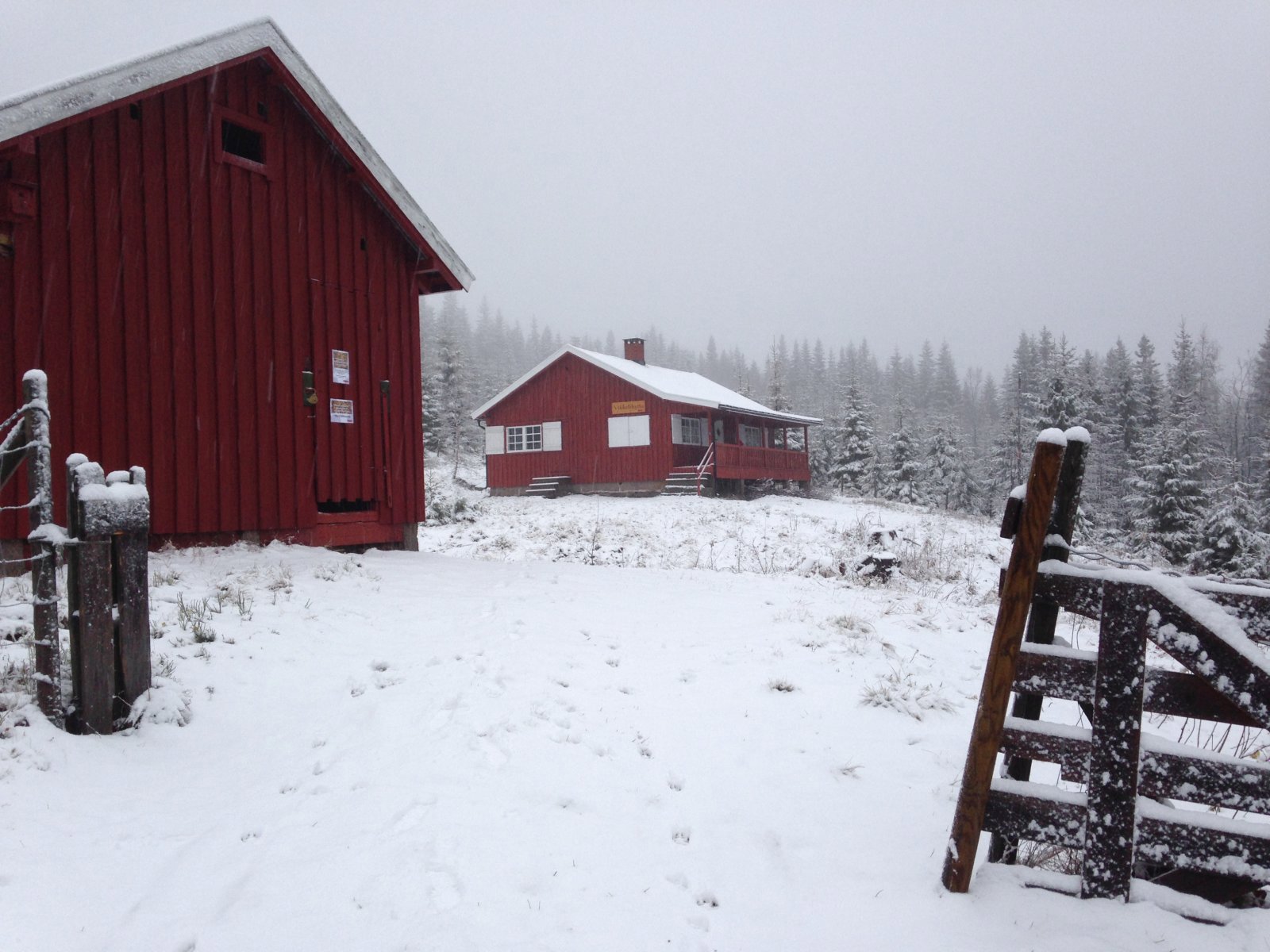 Hvitt rundt Vikkelihytta