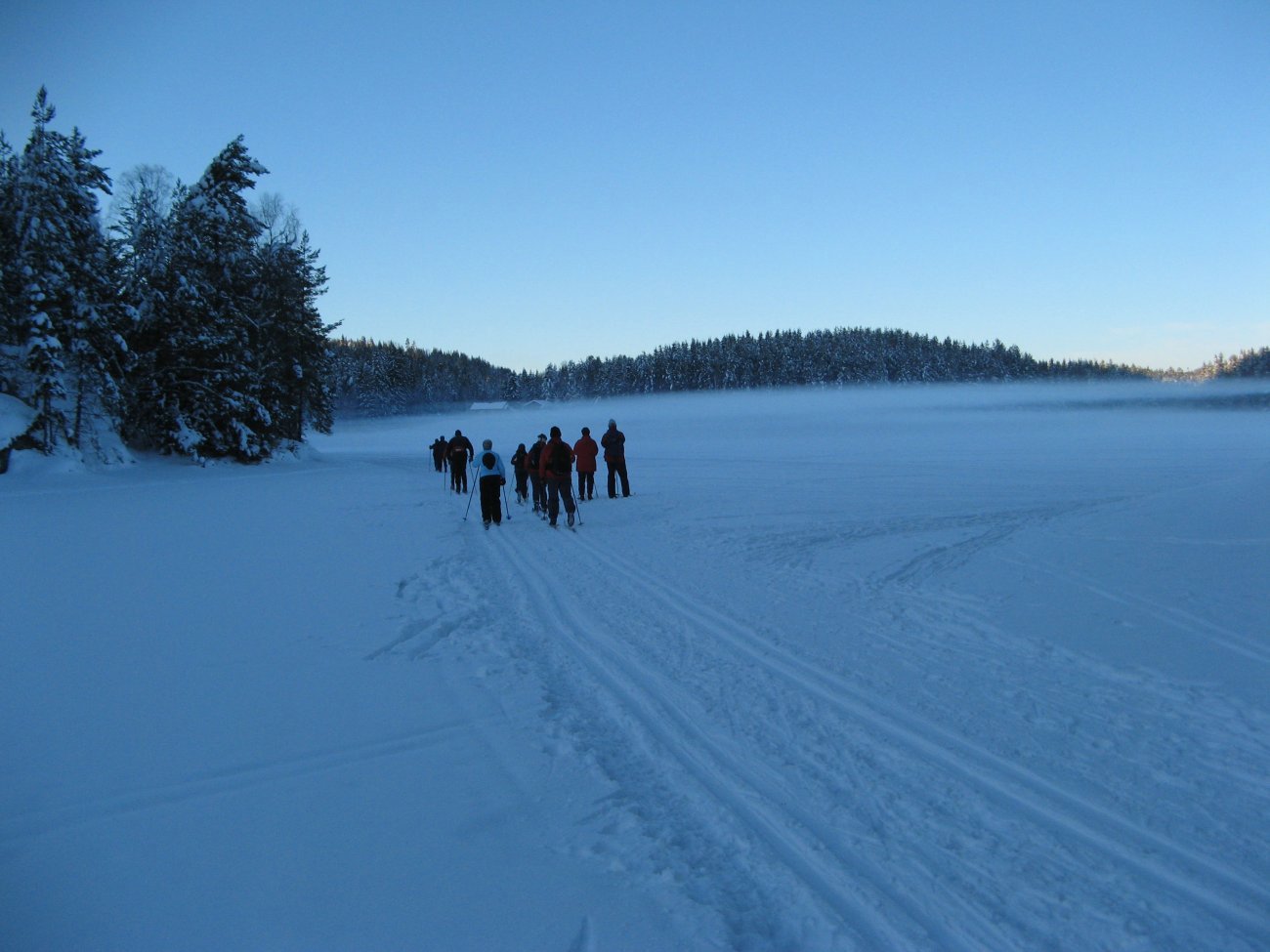 I flokk og følge over Mønevann