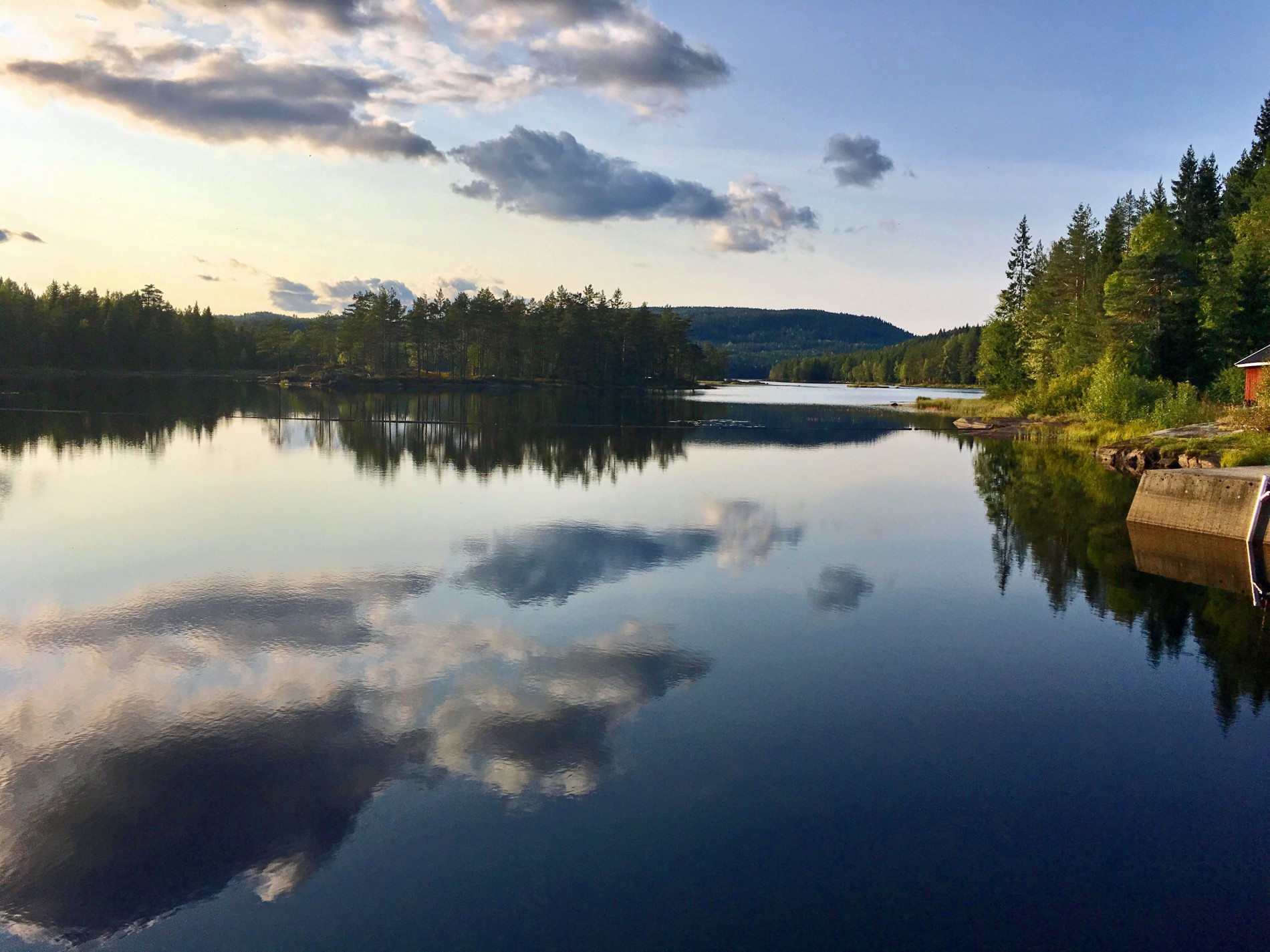 Klar høstluft ved Skjærsjødammen
