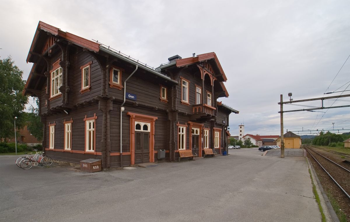 Kveld ved Gran stasjon