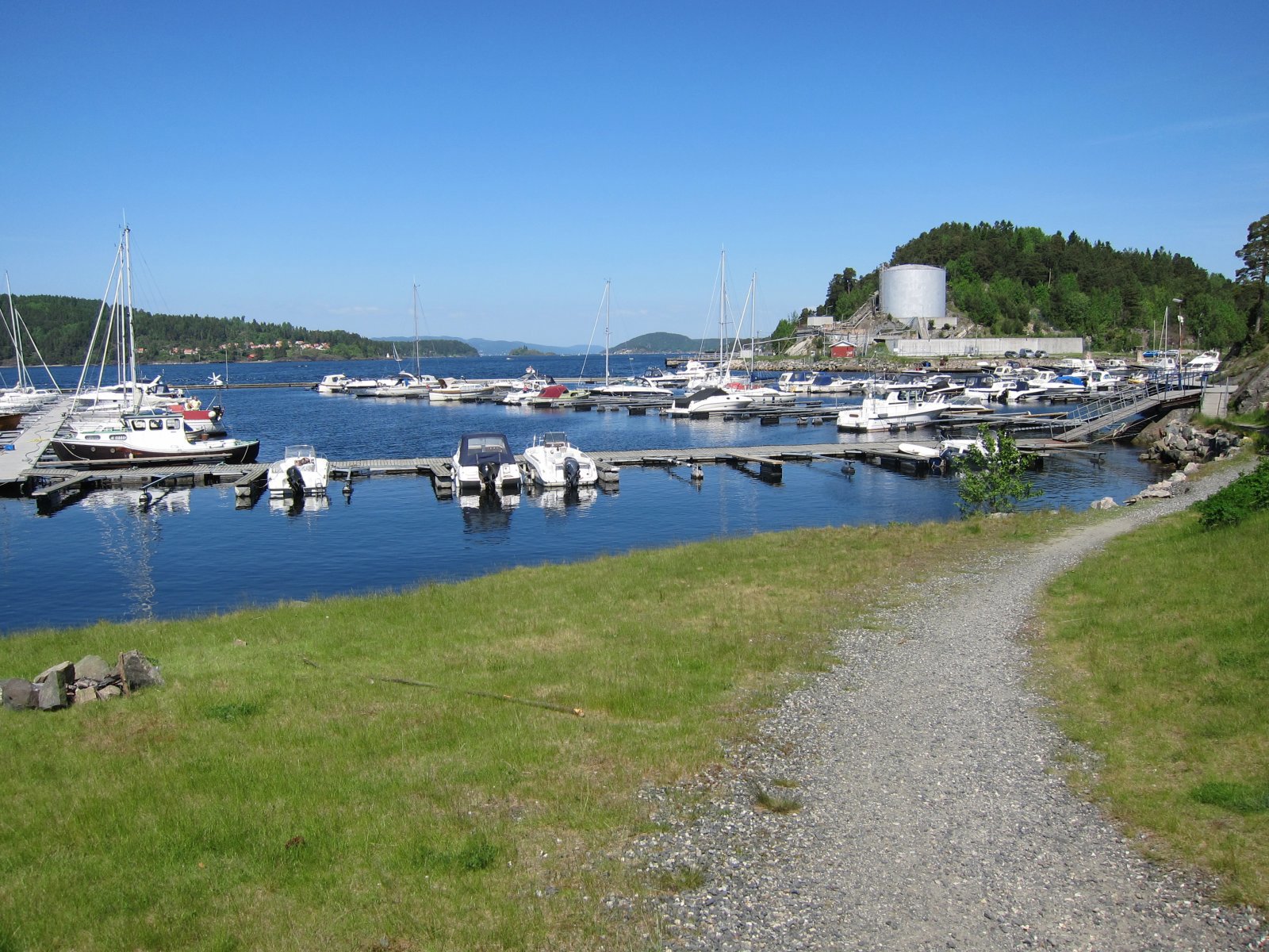 Kyststi gjennom marinaen