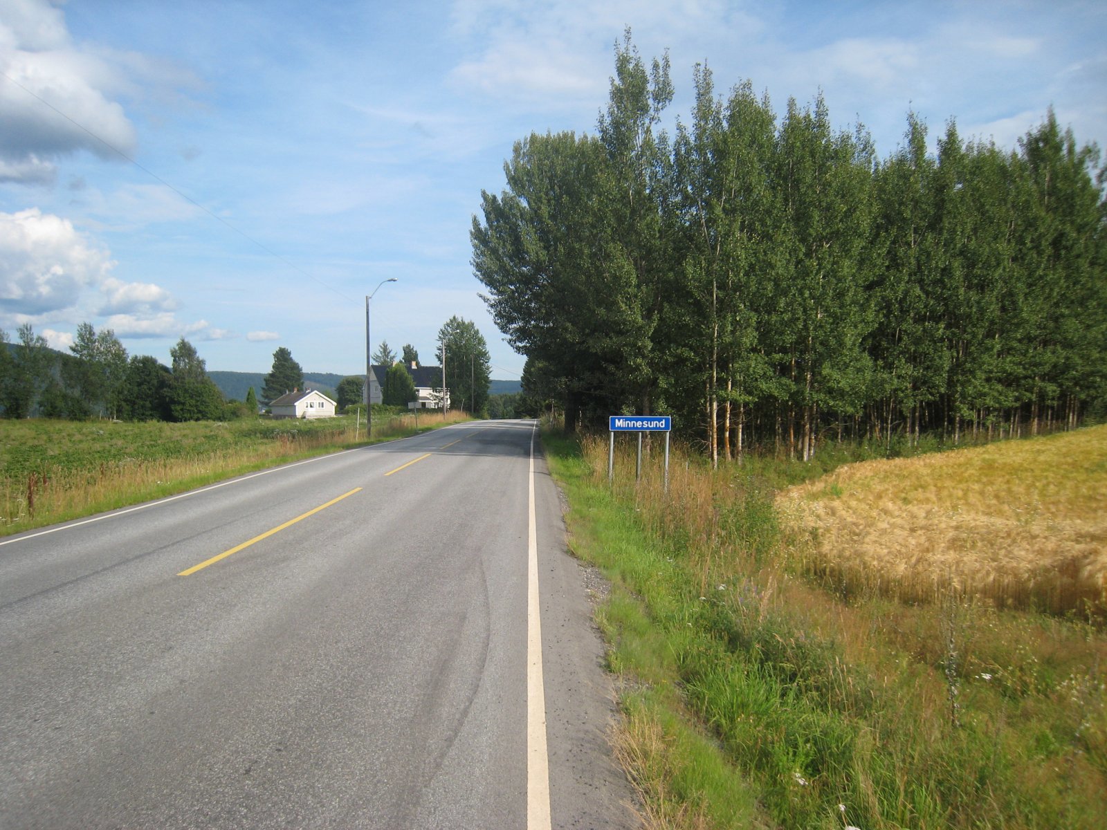 Langs åkre på Feiringvegen