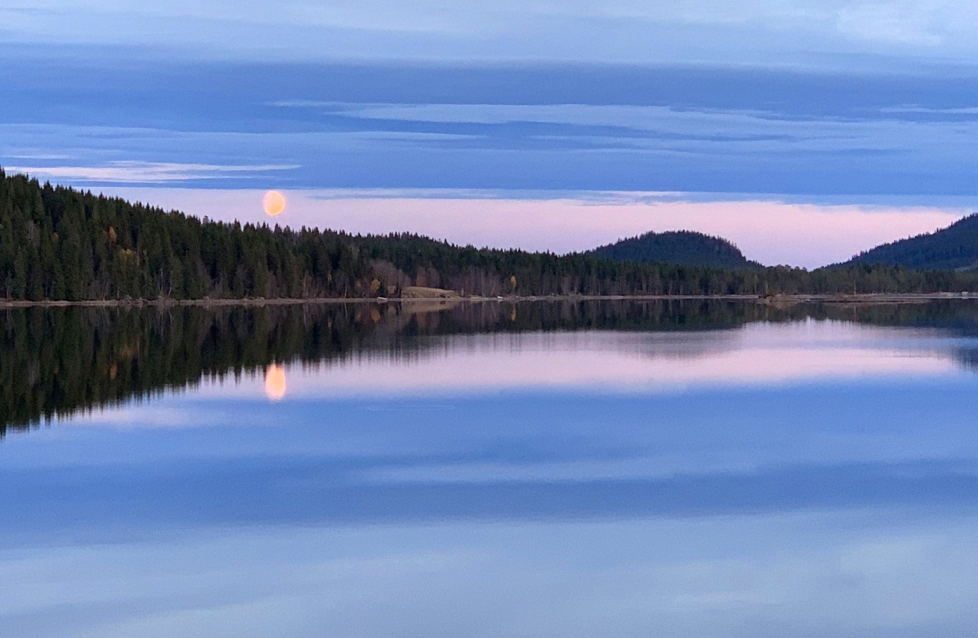 Lav og oransje måne over Storflåtan