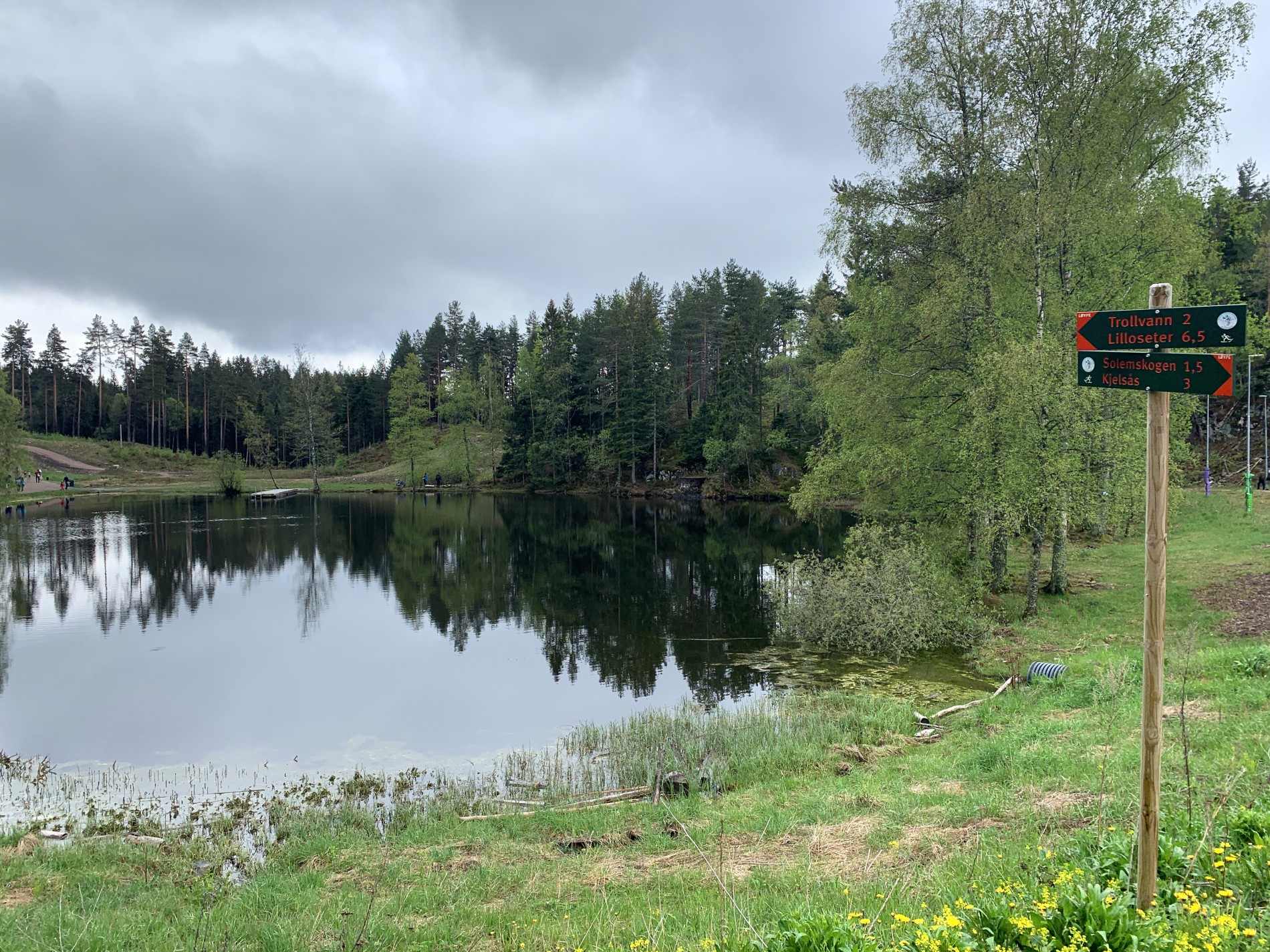 Løypaskilta viser vei ved Svartputten