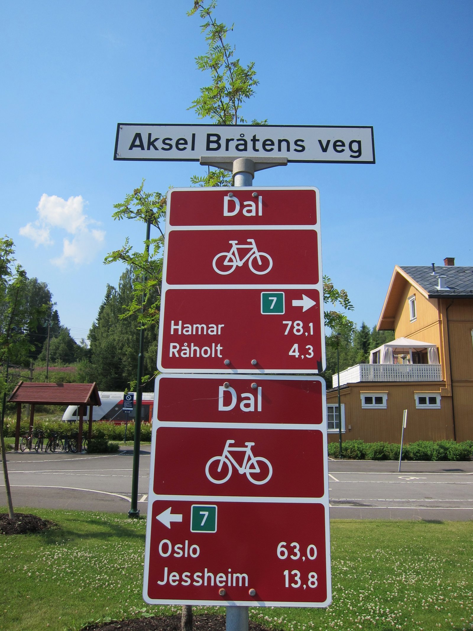 Mot nord og sør fra Dal