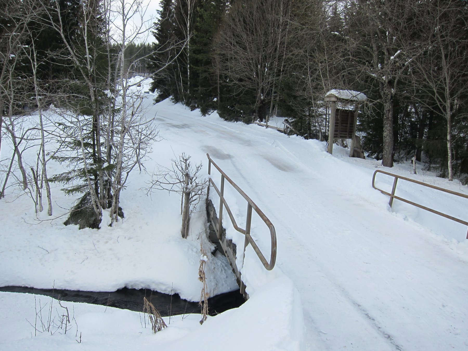 Over bekk og vei ved Olumsvaet