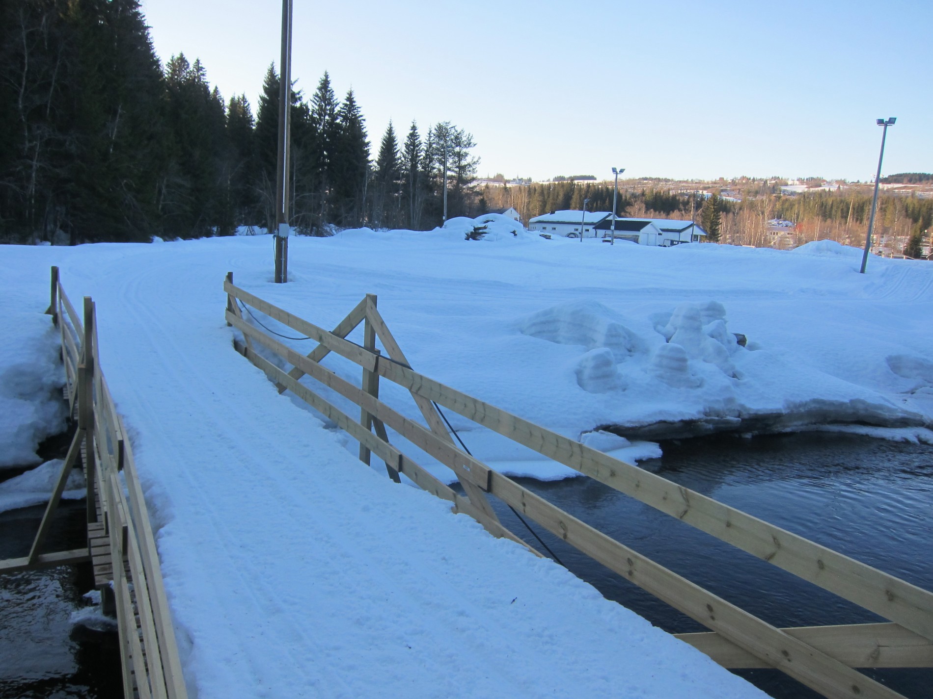 Over Vesleelva ved Varde idrettsplass