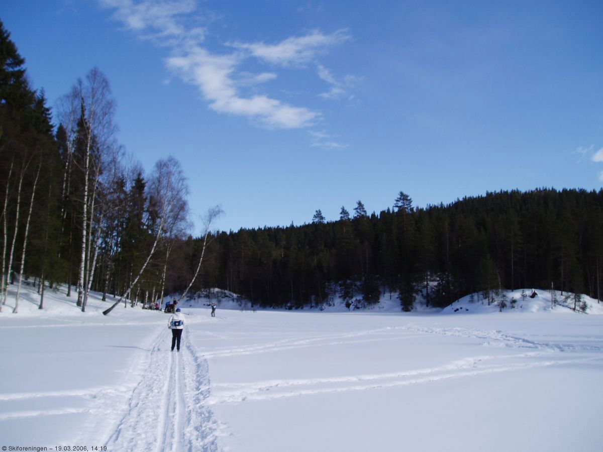 På ski over Åmotdammen