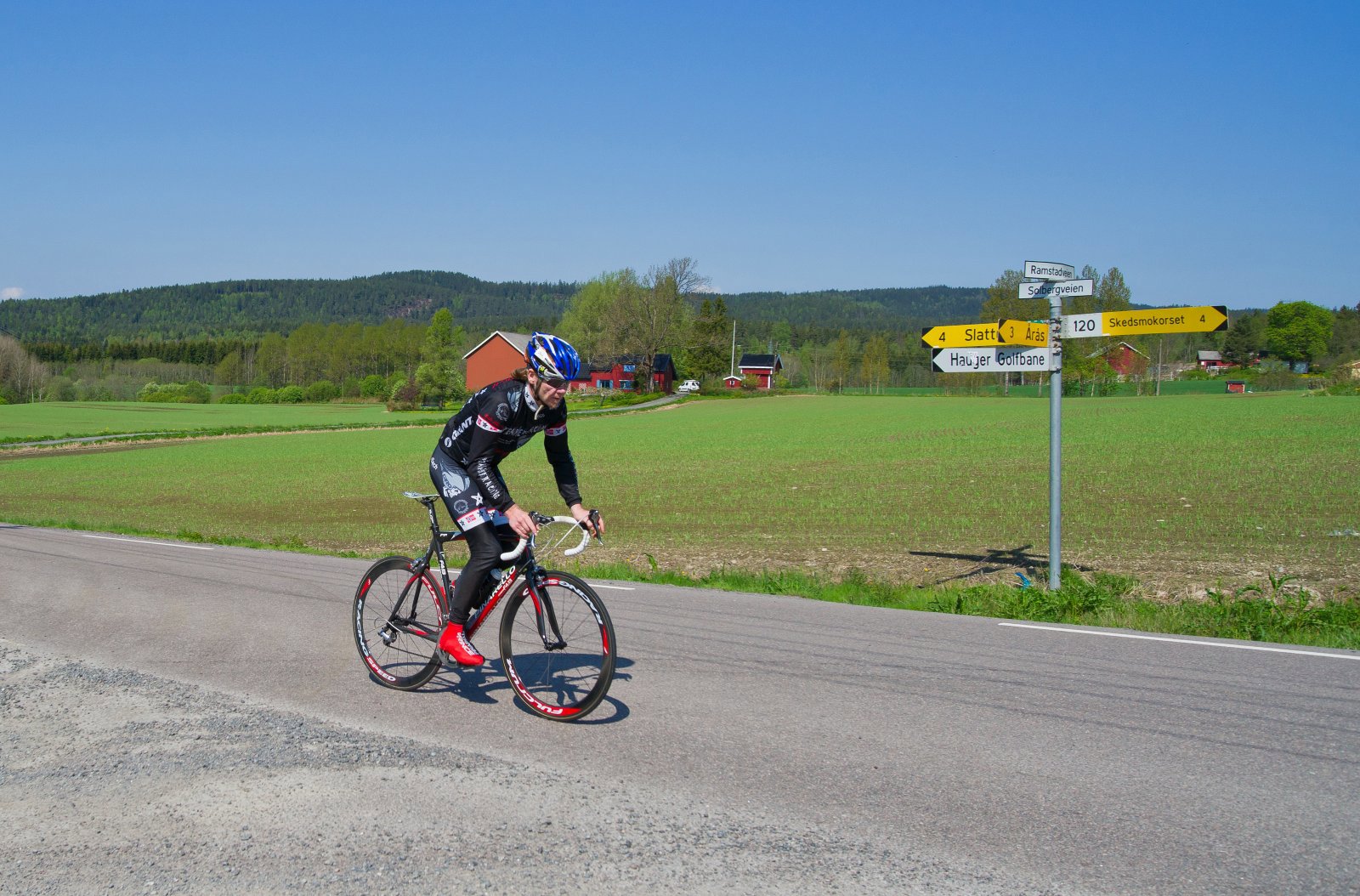 På sykkel i vårgrønt kulturlandskap