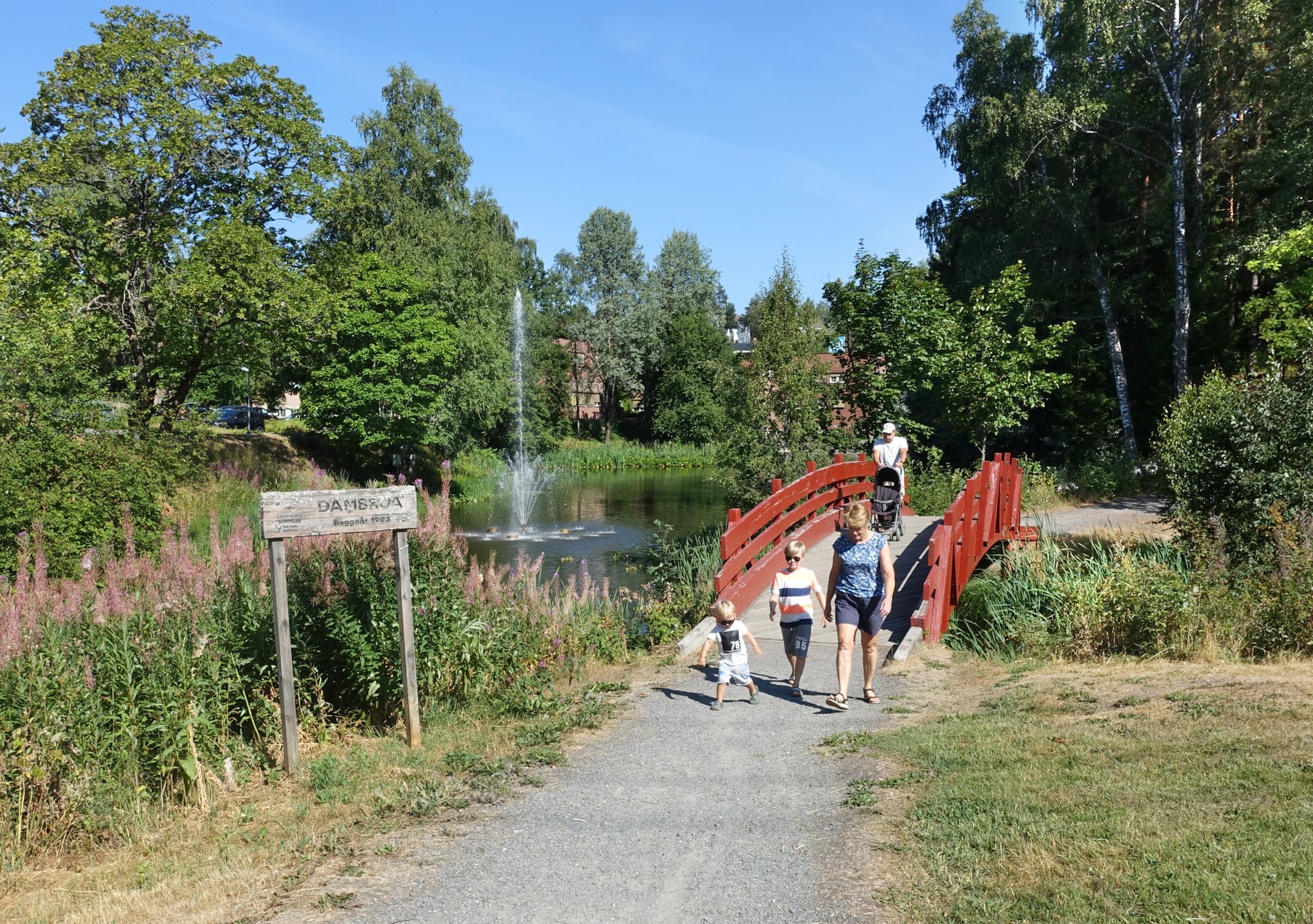 På tur over Dambrua