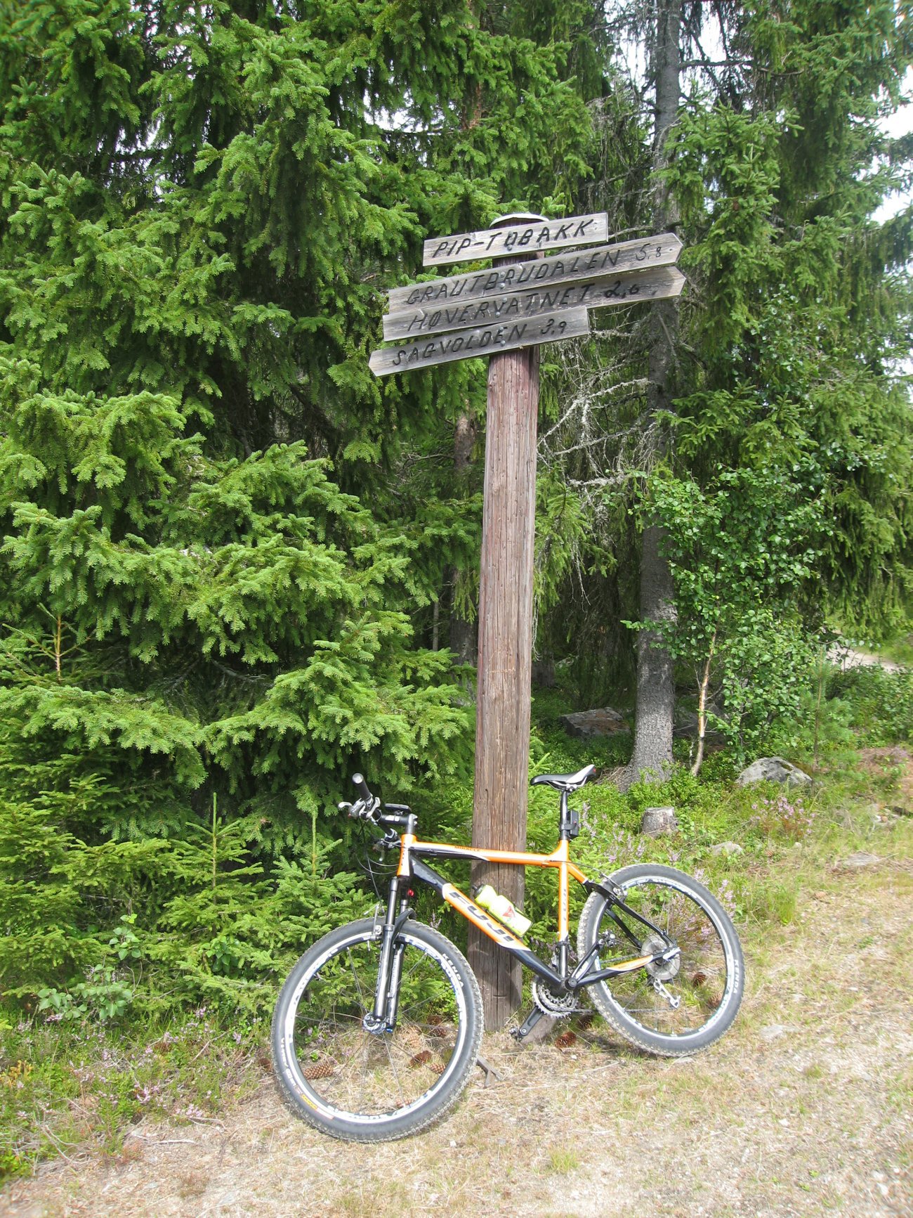 På vei til Høvra passerer man dette veikrysset