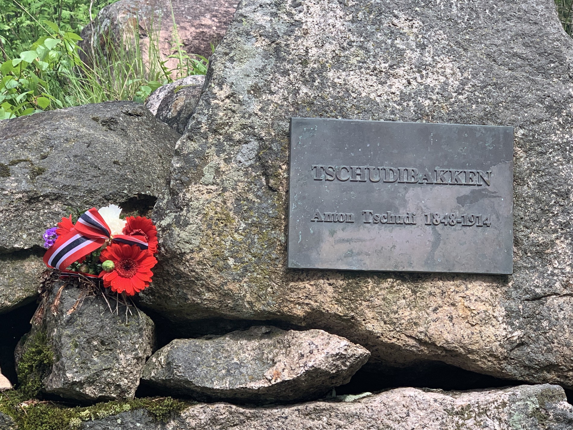 Plaketten på Tschudibakken