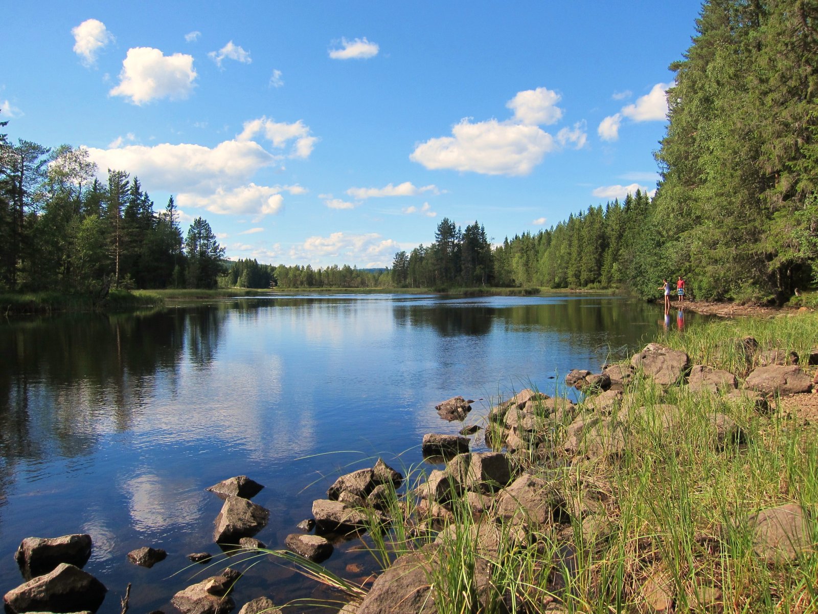 Prøver fiskelykken i Fløyta