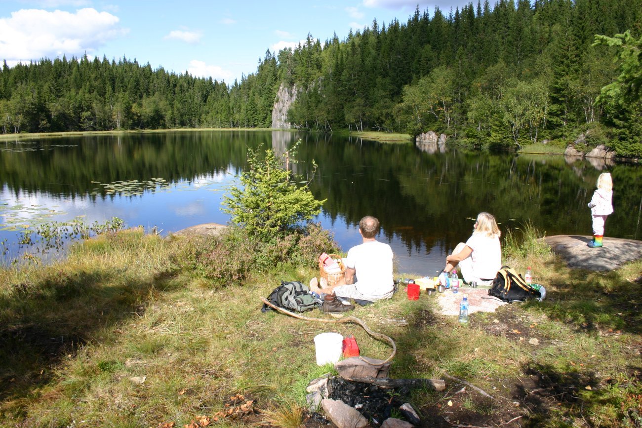 Rast ved Bakkholtjerna
