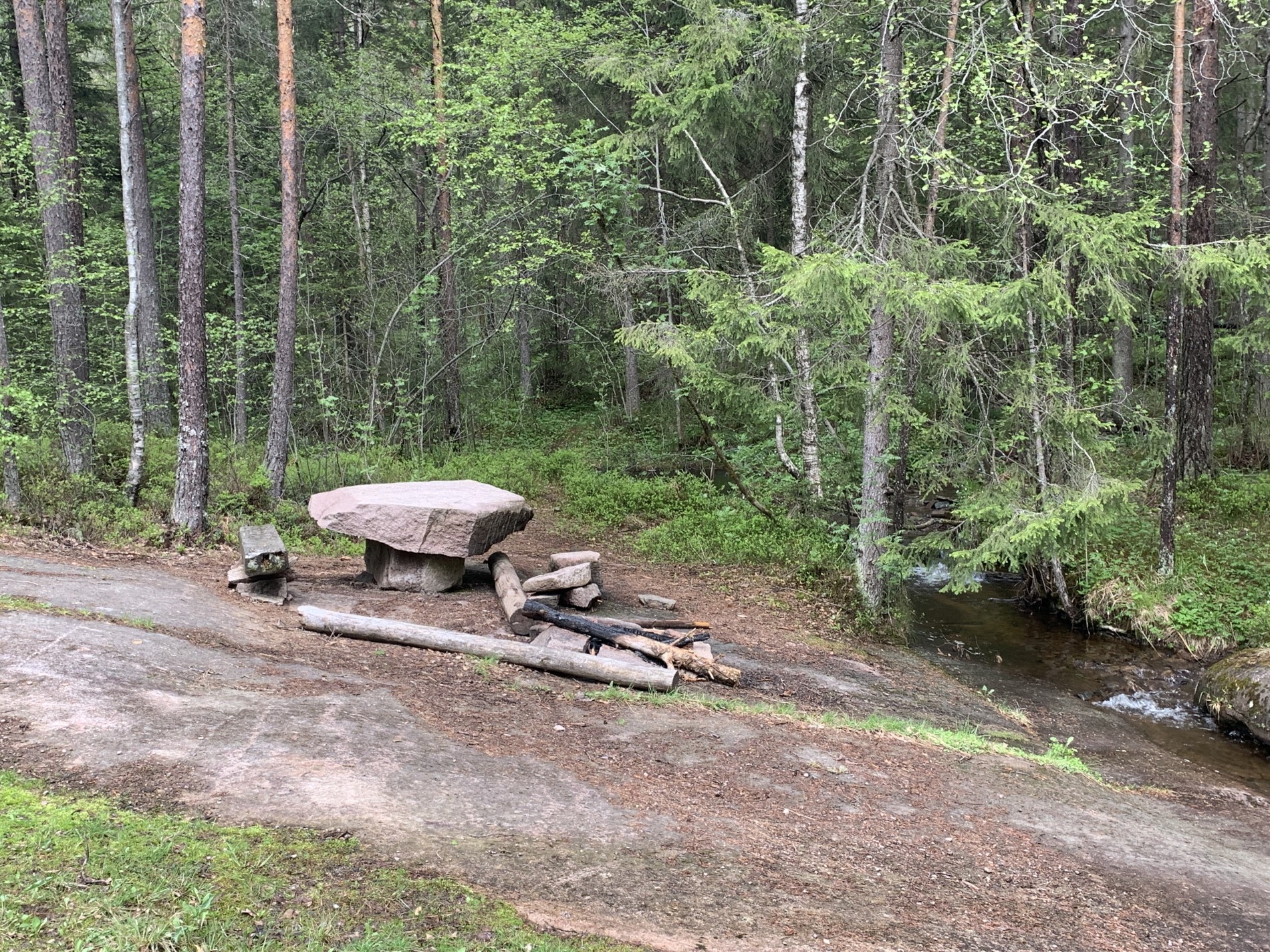 Rasteplass med solid bordplate og innlagt vann