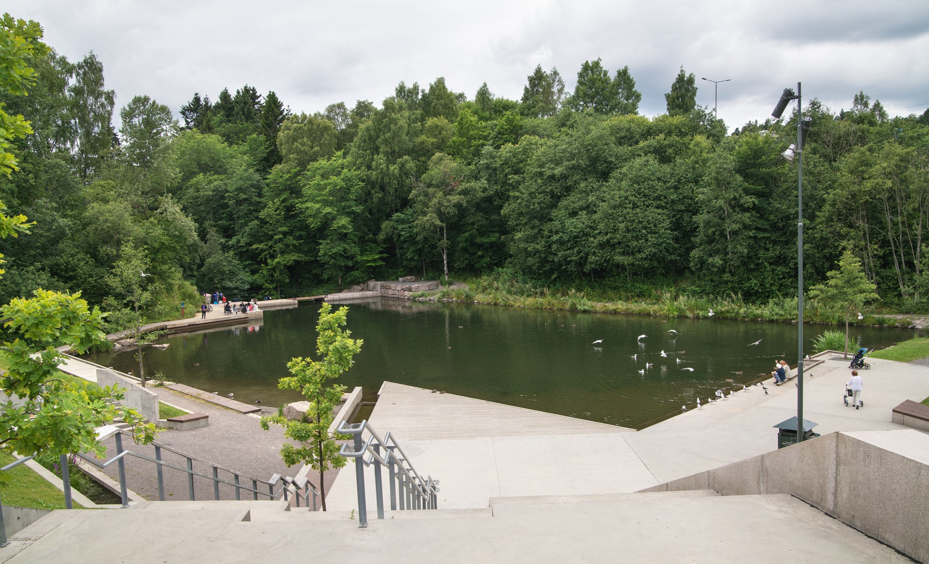 Skyet sommerdag ved Groruddammen