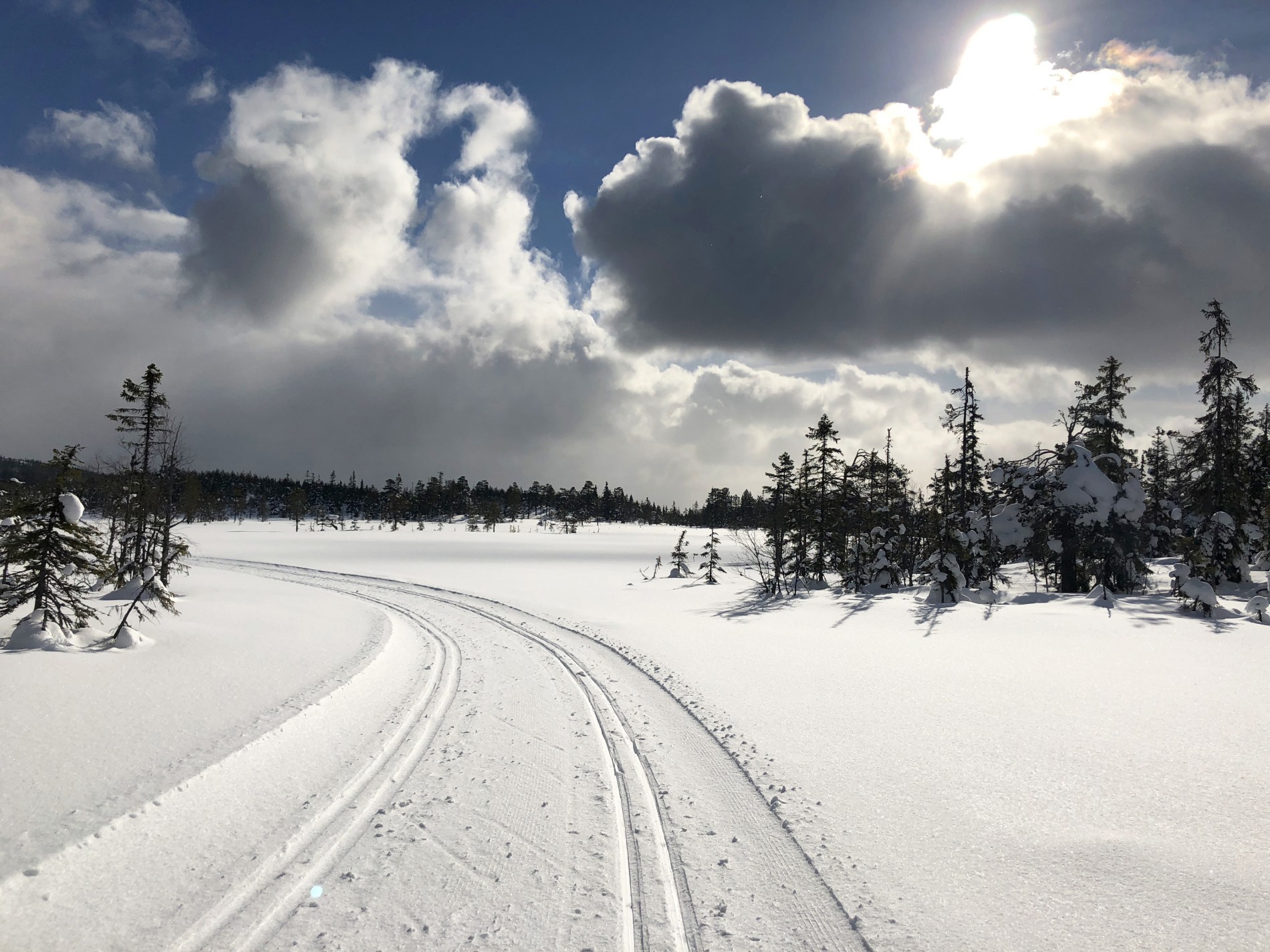 Sol og skumle skyer ved Stadstamyra før Svera