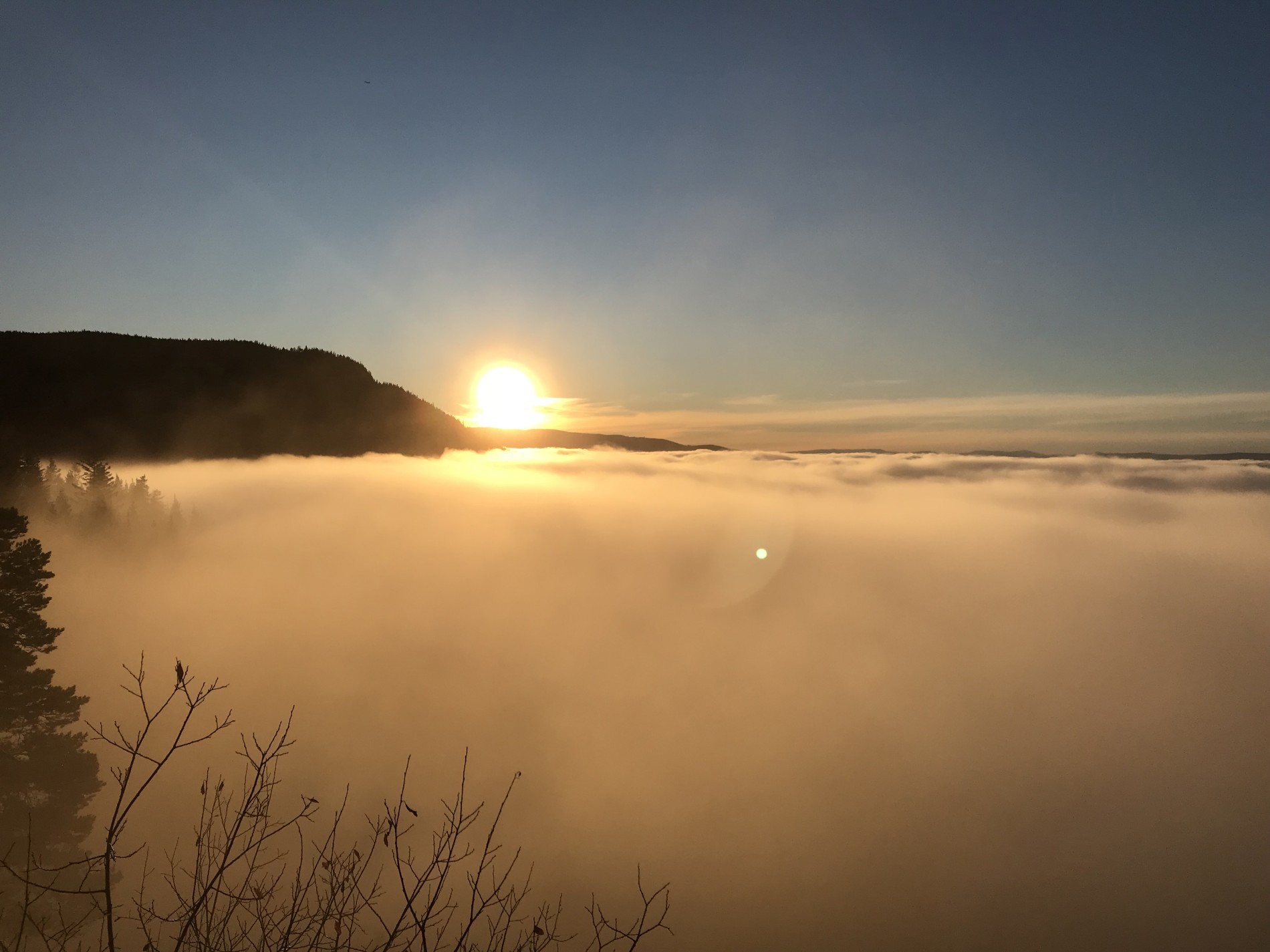 Sol over tåka i Hole