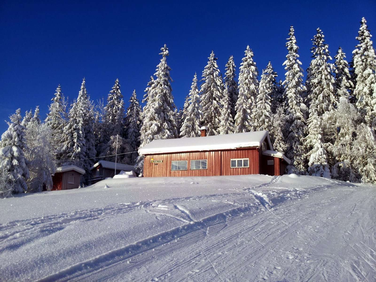 Solbakken i vinterskrud