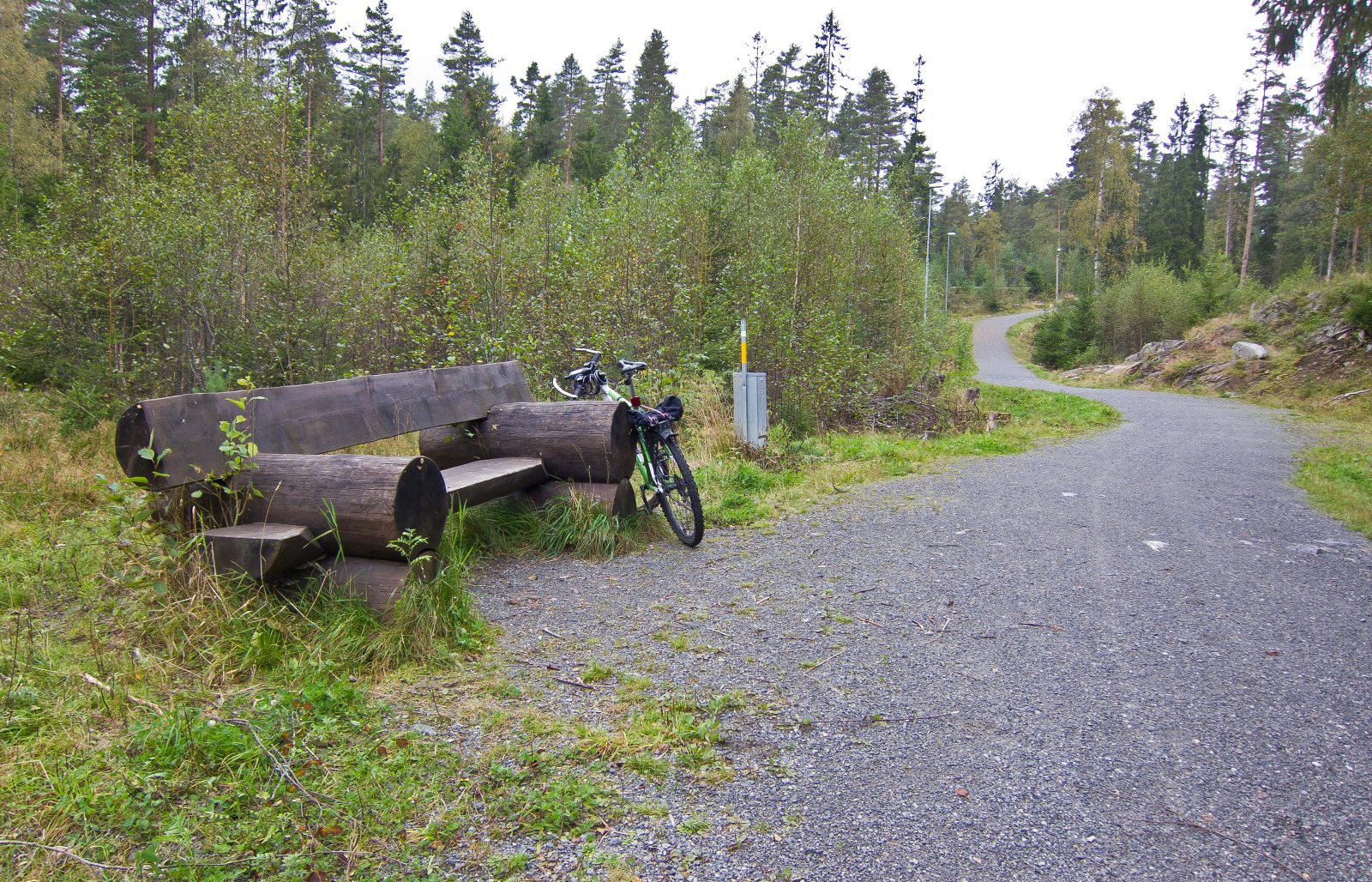 Solid benk langs veien