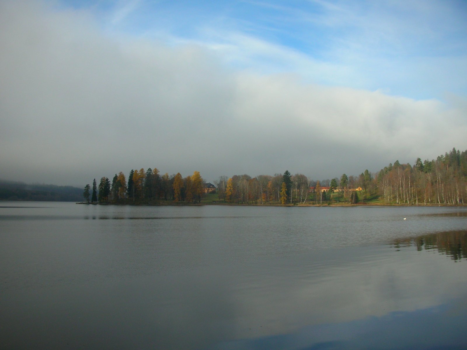 Solstreif over vakker herregård