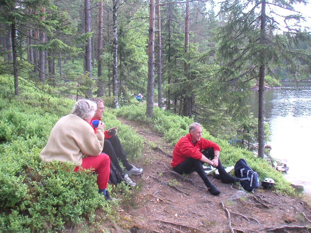 Sommerkveldsykkeltur 04: Rast ved Elvannet.
