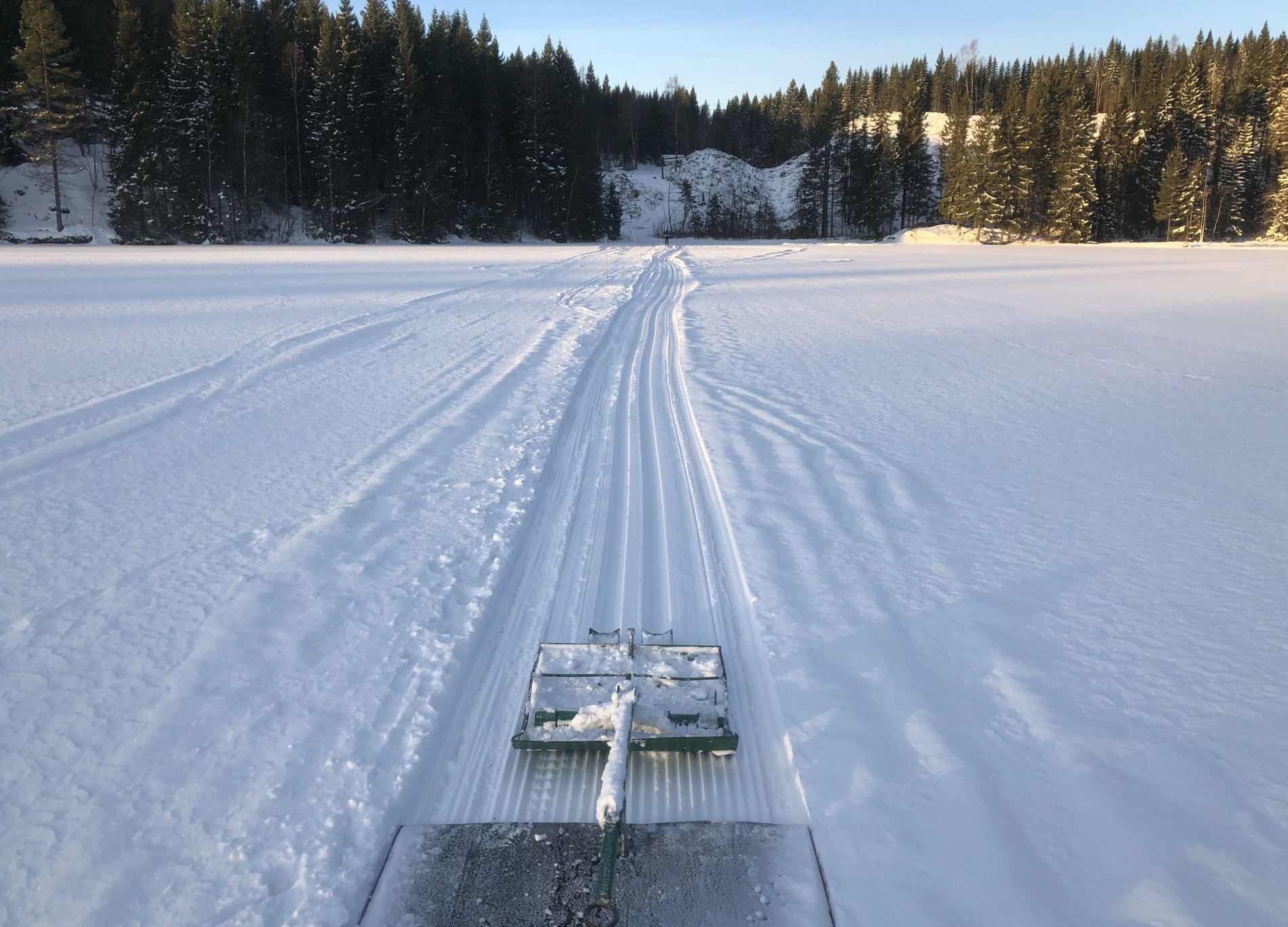 Sporsetting med scooter over Abborvann