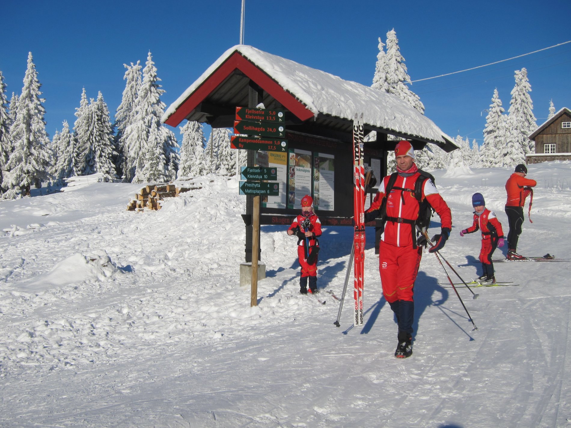 Sprek barnefamilie på søndagstur