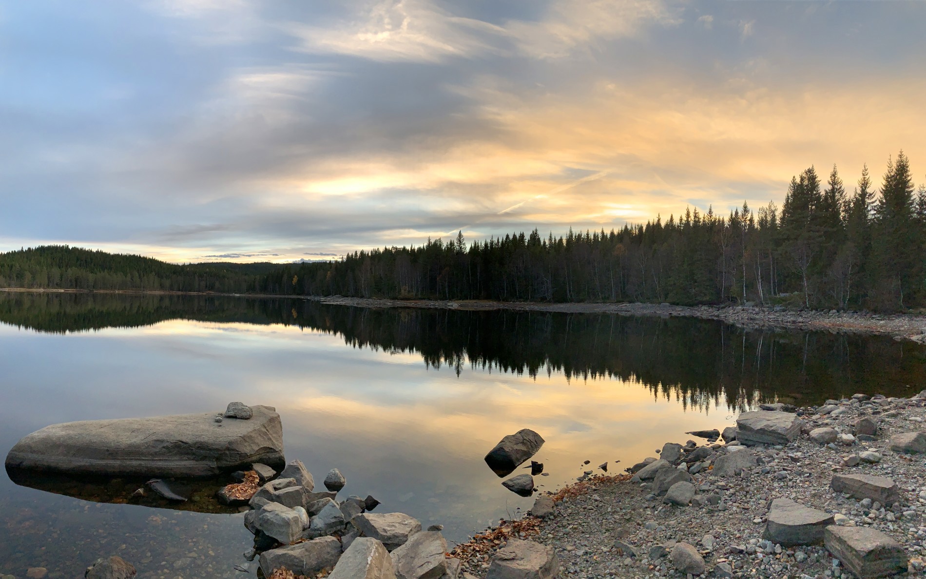 Stille fin høstkveld ved Skarvvann