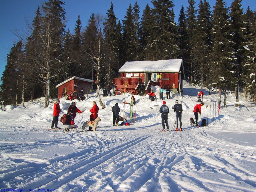 Stor aktivitet ved Sandvikshytta på Katnosa første helg i 2002