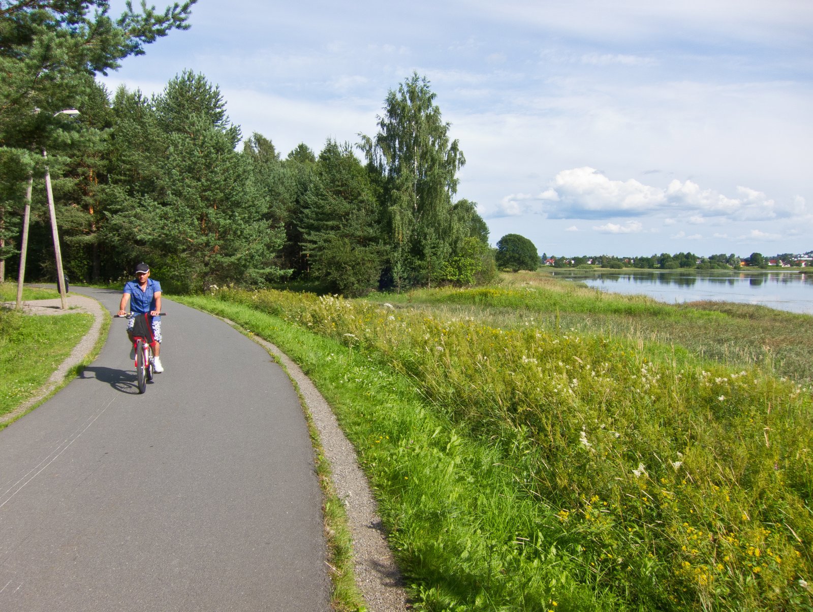 Sykkeltur gjennom frodig landskap