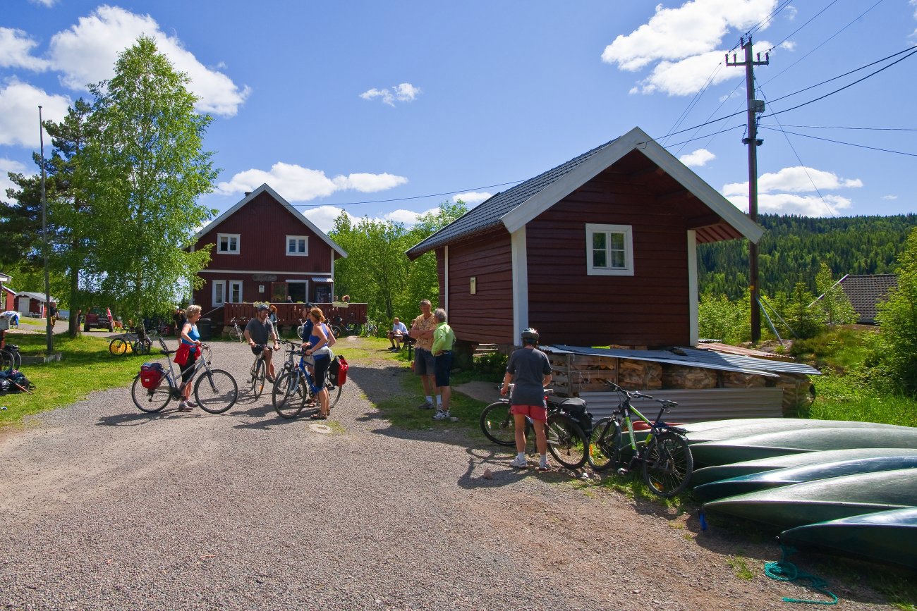 Sykler og kanoer ved Bjørnholt