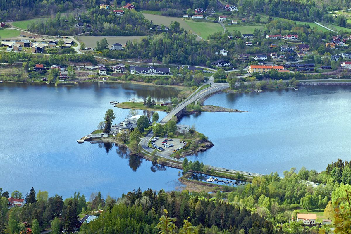 Tyrifjorden til venstre, Steinsfjorden til høyre
