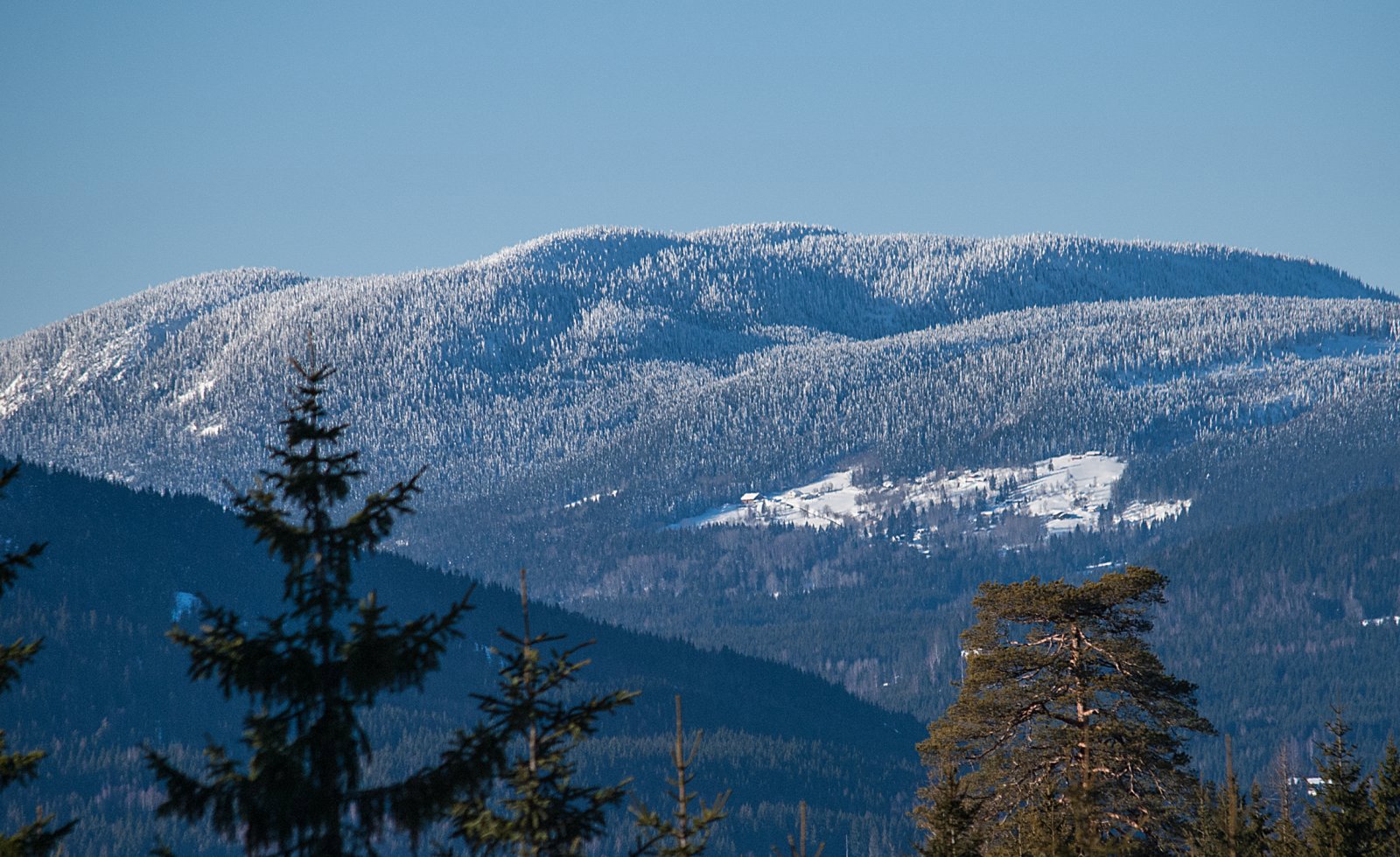 Utsikt mot Gjødingssætra og Fjellsjøkampen