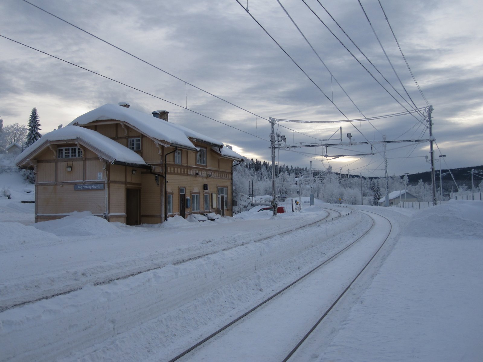 Vinterlig togstasjon