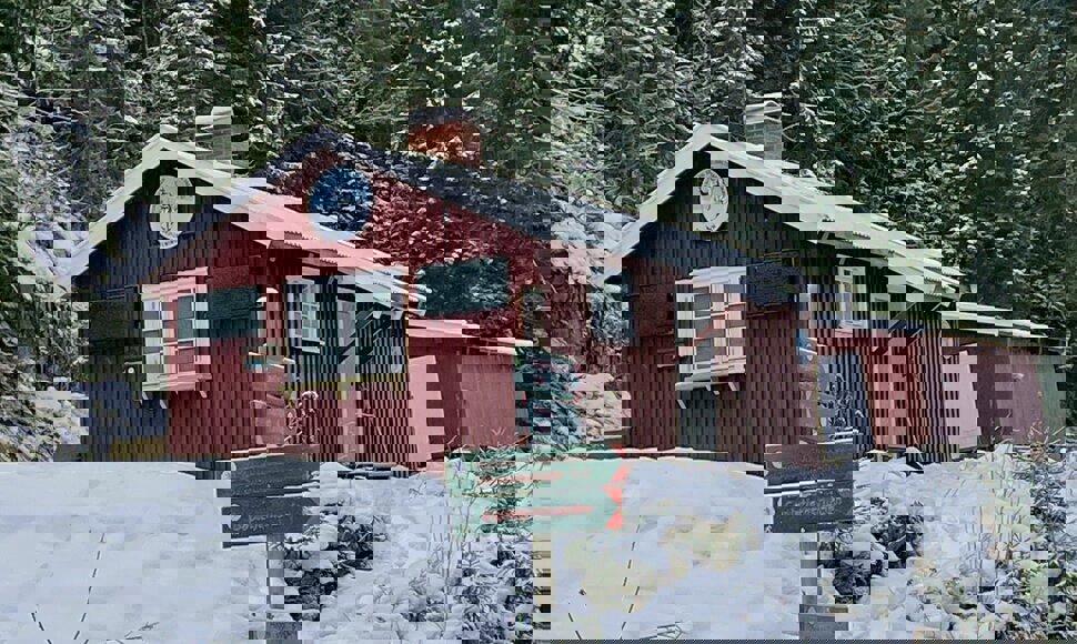 Storebekkhytta finner du langs Gråseterveien ca. 6 km inn fra Skansebakken